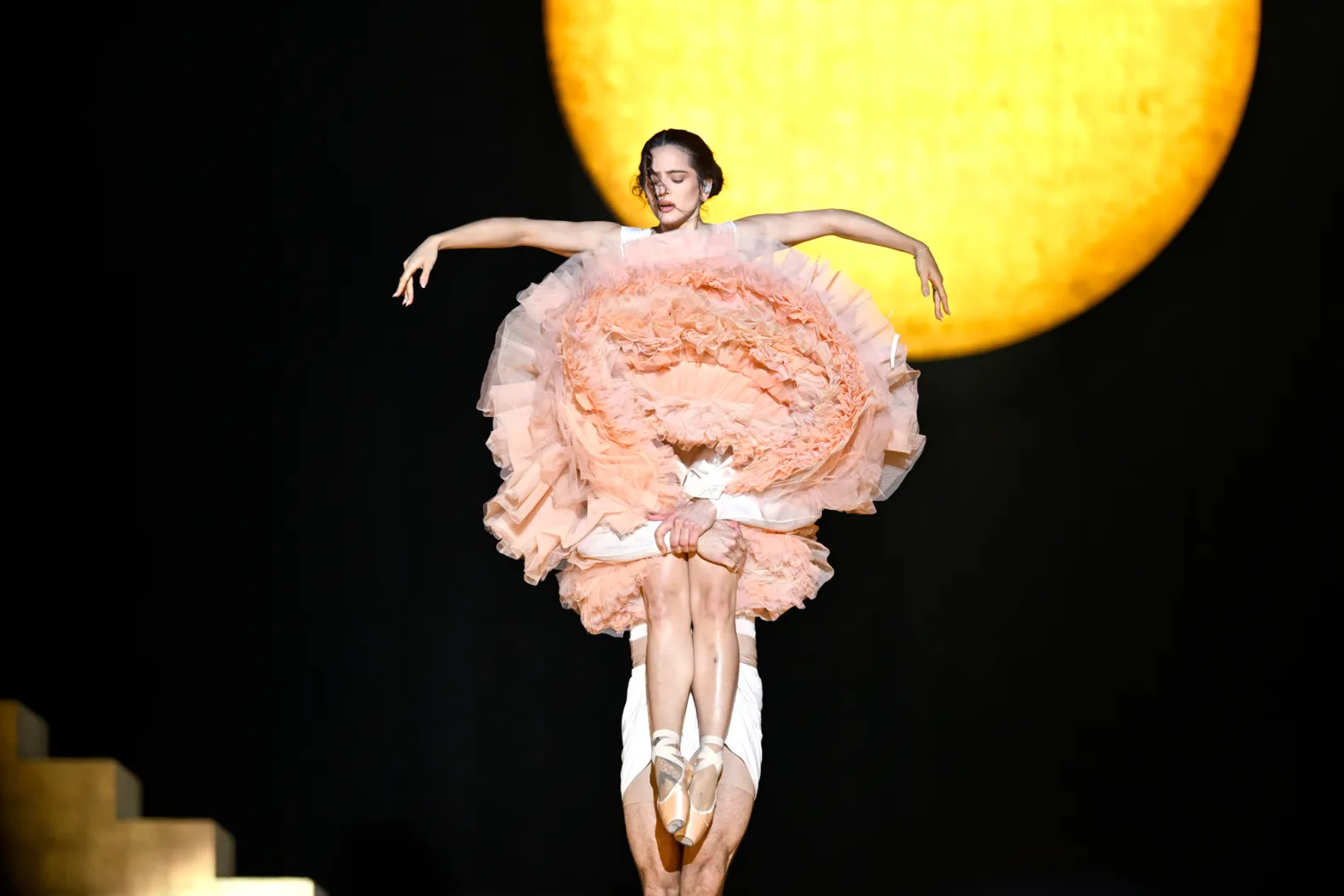 Une messe, une rave party et la Nuit au musée : le LUX TOUR de Rosalía